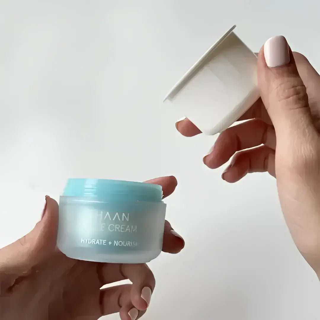 Potte en verre givré de crème hydratante visage teint plus lumineux pour peau normale