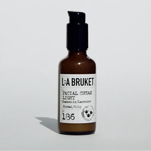 Bouteille en verre brun avec pompe noire, crème visage chamomile lavande, soin peau normale/oily