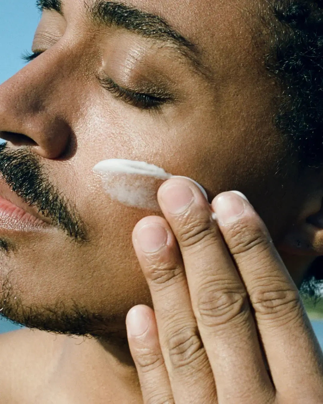 Application crème visage légère camomille lavande sur peau sensible