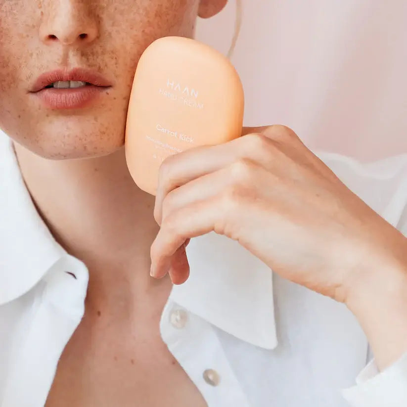Éponge beauté pêche appliquée sur joue, crème mains rechargeable Carrot Kick