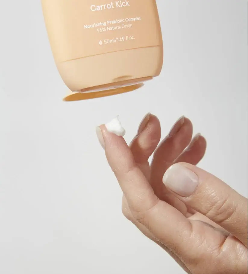Crème mains rechargeable Carrot Kick dispensée sur doigt
