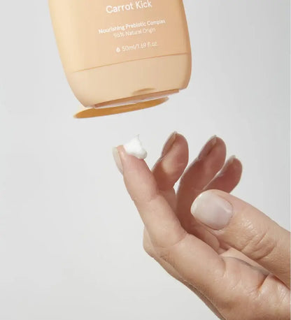 Crème mains rechargeable Carrot Kick dispensée sur doigt