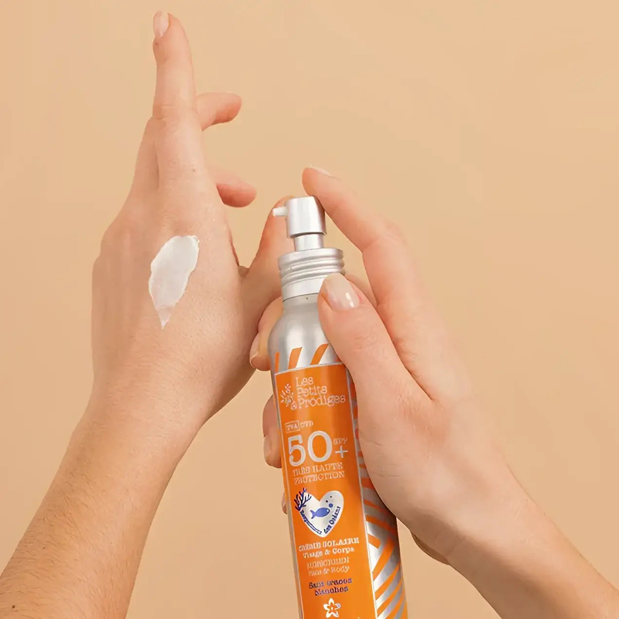Crème solaire SPF50+ texture légère sur main