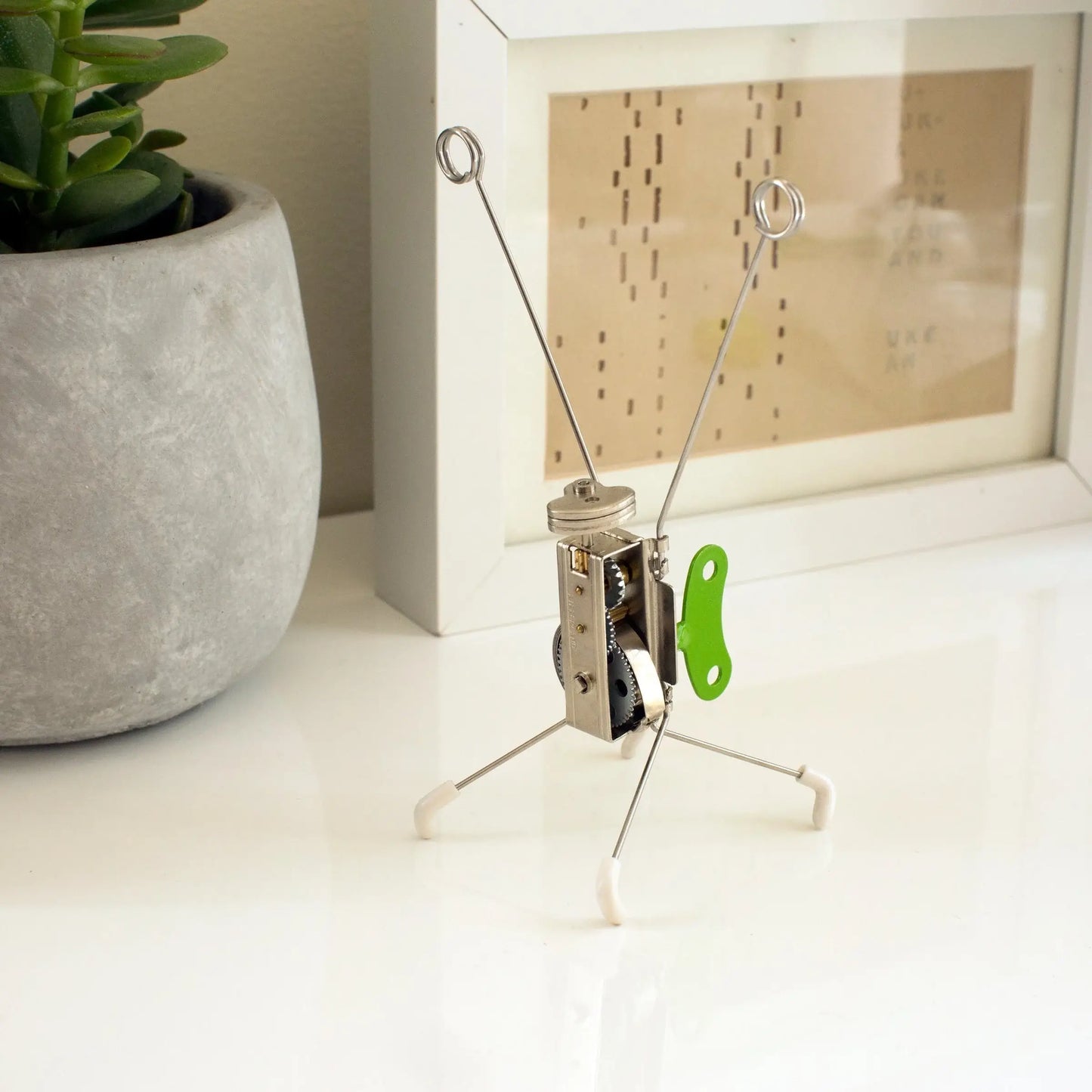 Jouet créature mécanique Critters Katita en métal avec ailes vertes