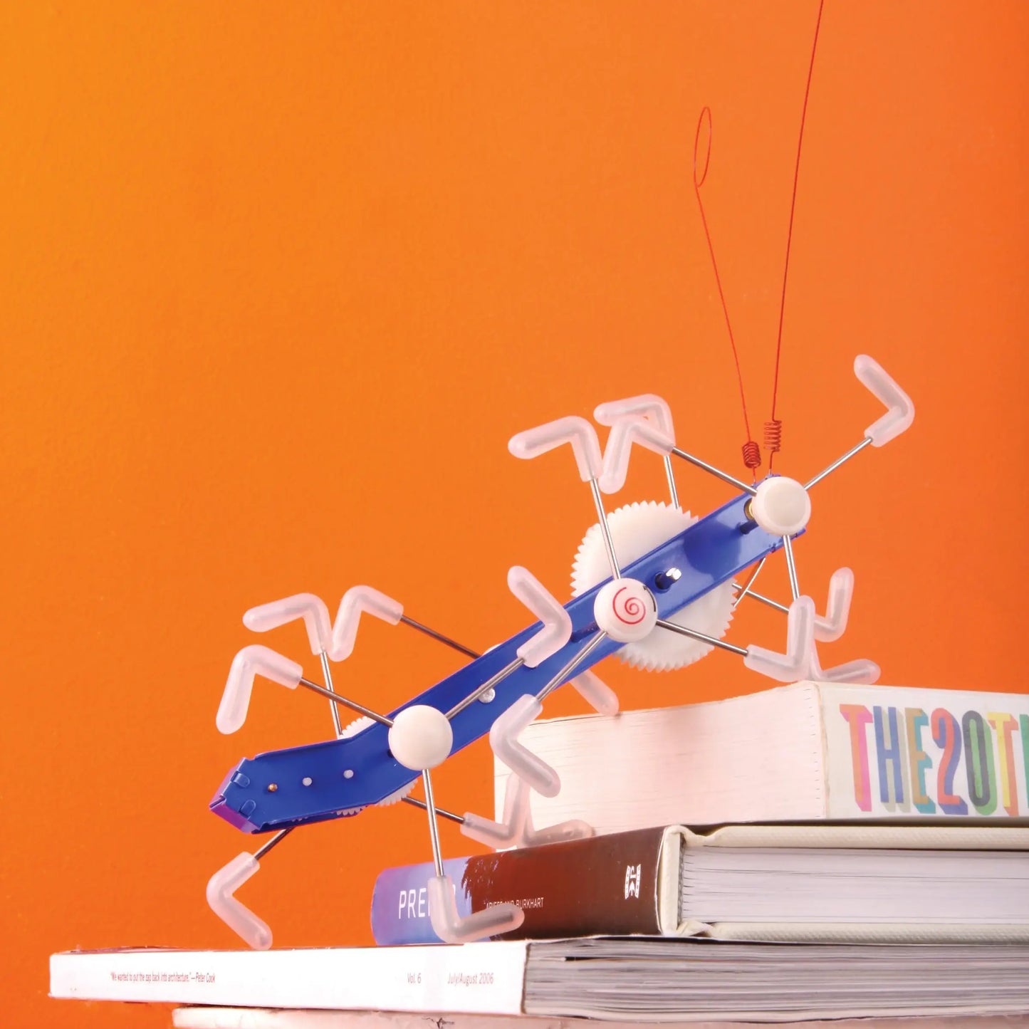Modèle de créature mécanique Critters Mxykikker bleu et blanc avec design industriel et mouvement précis