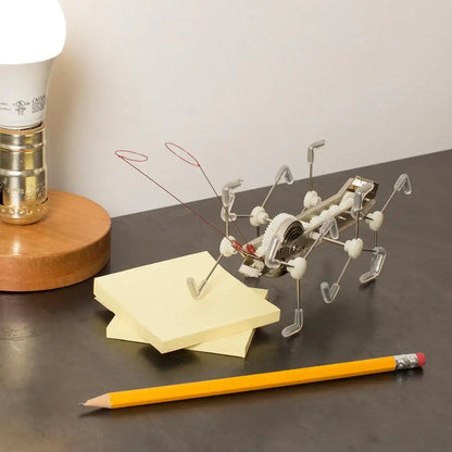 Créature mécanique Critters Mxykikker au design industriel et mouvement précis