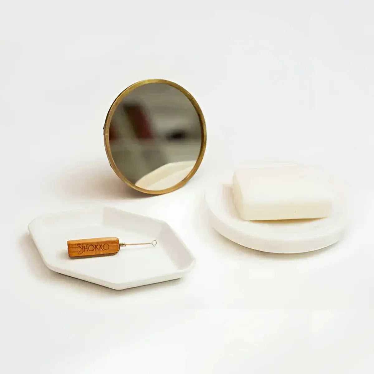 Accessoires salle de bain blancs avec miroir et savon, cure-oreille réutilisable