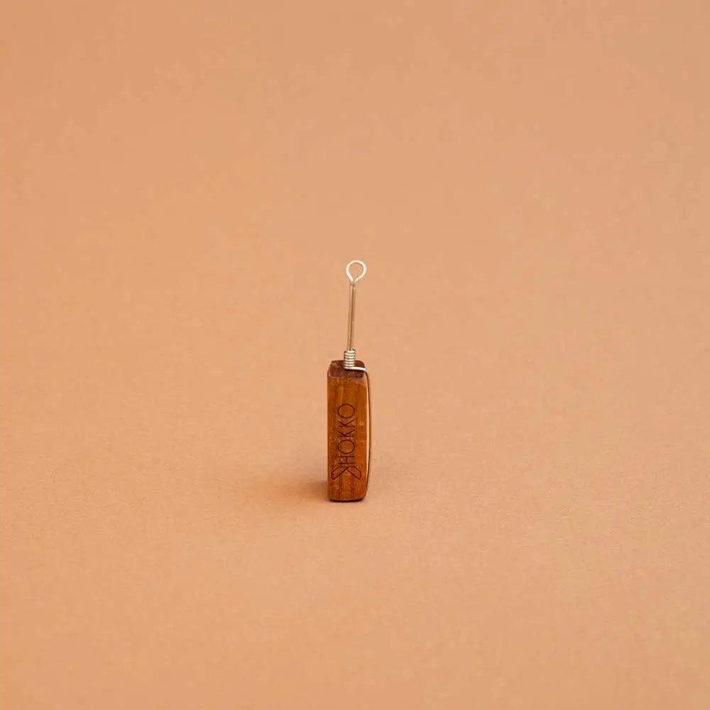 Pendentif en bois sombre pour cure-oreille réutilisable zéro déchet