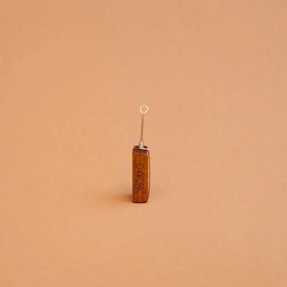 Pendentif en bois sombre pour cure-oreille réutilisable zéro déchet