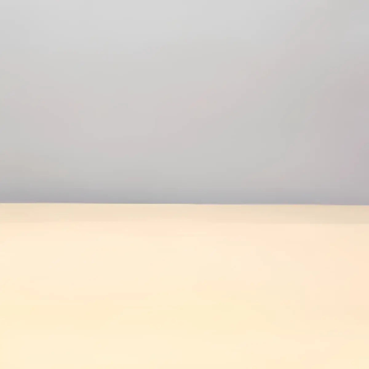 Décapsuleur Fetch aimant intégré en acier inoxydable sur fond minimaliste gris-crème