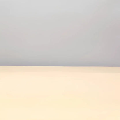 Décapsuleur Fetch aimant intégré en acier inoxydable sur fond minimaliste gris-crème