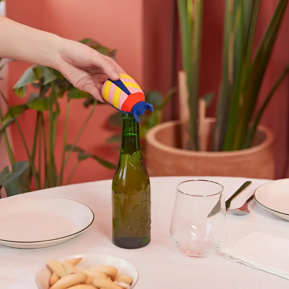 Décapsuleur scarabée rouge magnétique aux rayures colorées et capuchon bleu