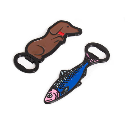 Décapsuleur teckel design animalier, brun avec collier rouge, et poisson bleu