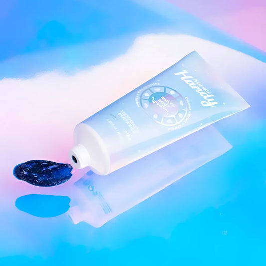 Dentifrice bleu pailleté avec fluor : tube bleu clair et gel pailleté bleu foncé pour sourire éclatant