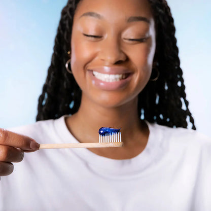 Brosse à dents en bois avec dentifrice menthe intense bleu pour sourire éclatant