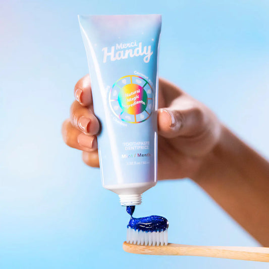 Dentifrice menthe intense Mirac Handy : tube bleu clair dispensant pâte bleu charbonneuse sur brosse à dents en bois pour sourire éclatant