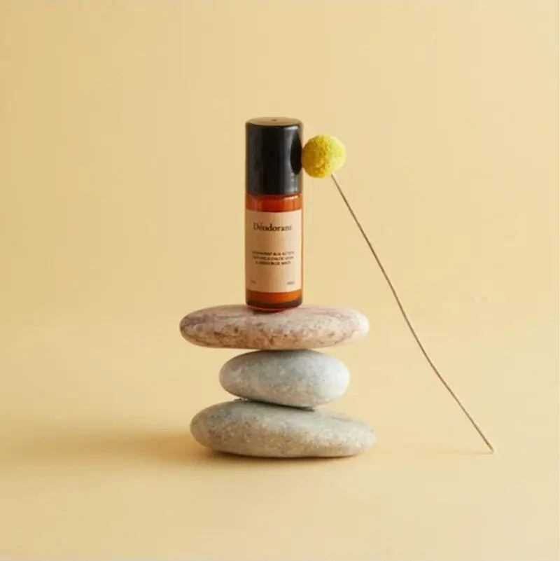 Déodorant rechargeable à bille 30mL en verre brun, formule douce pour routine quotidienne