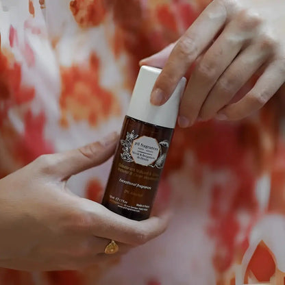 Bouteille déodorant naturel Neroli et Bergamote de Denim en main