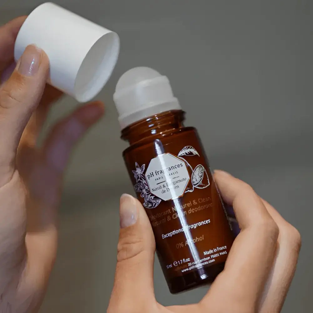 Déodorant naturel Déoodorant bille Neroli bergamotte avec capuchon blanc en train d’être enlevé