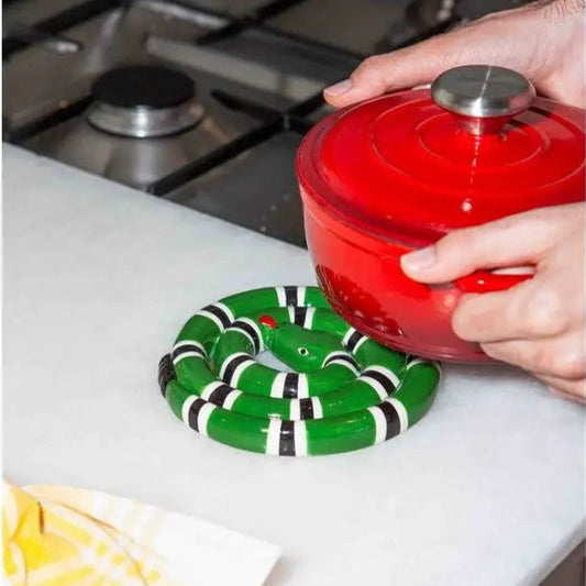 Dessous de plat serpent vert et noir, un qu’un simple plat serpent stylé
