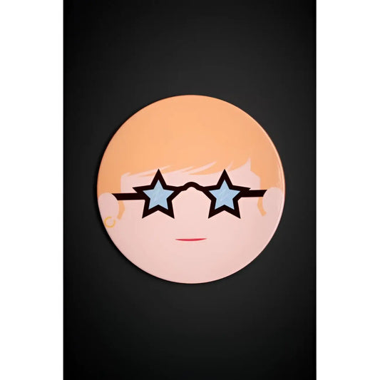 Pin visage cartoon orange rose circulaire céramique Elton clin d’œil couleurs éclatantes