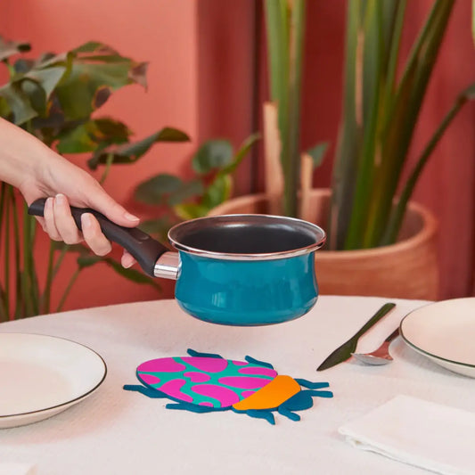 Casserole turquoise vibrante avec manche noir, bord argenté, Beetles Orange Plastique en bonne humeur