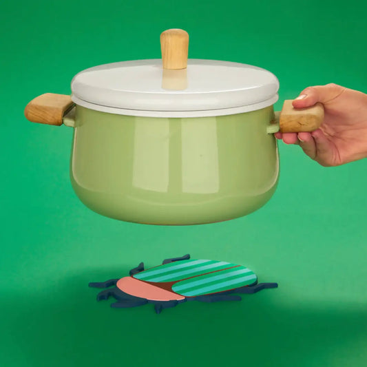 Plat The Beetles en rose plastique, pot vert sauge résistant sur trivet