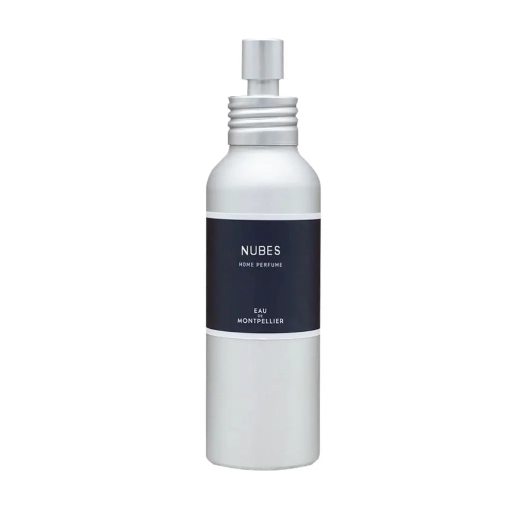 Diffuseur Nubes : flacon spray argent mat avec étiquette noire minimaliste Nubes Home Perfume Eau de Montpellier
