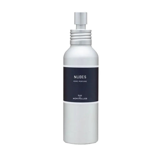 Diffuseur Nubes : flacon spray argent mat avec étiquette noire minimaliste Nubes Home Perfume Eau de Montpellier