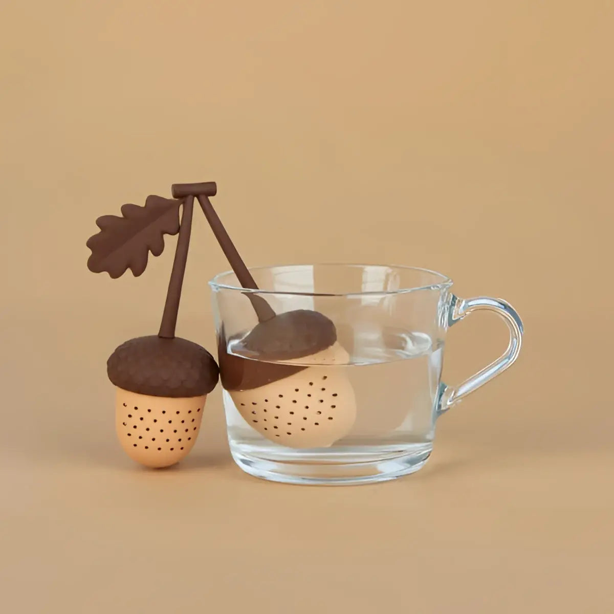 Infuseur double en forme de gland brun et beige avec détail feuille pour pause thé sensorielle