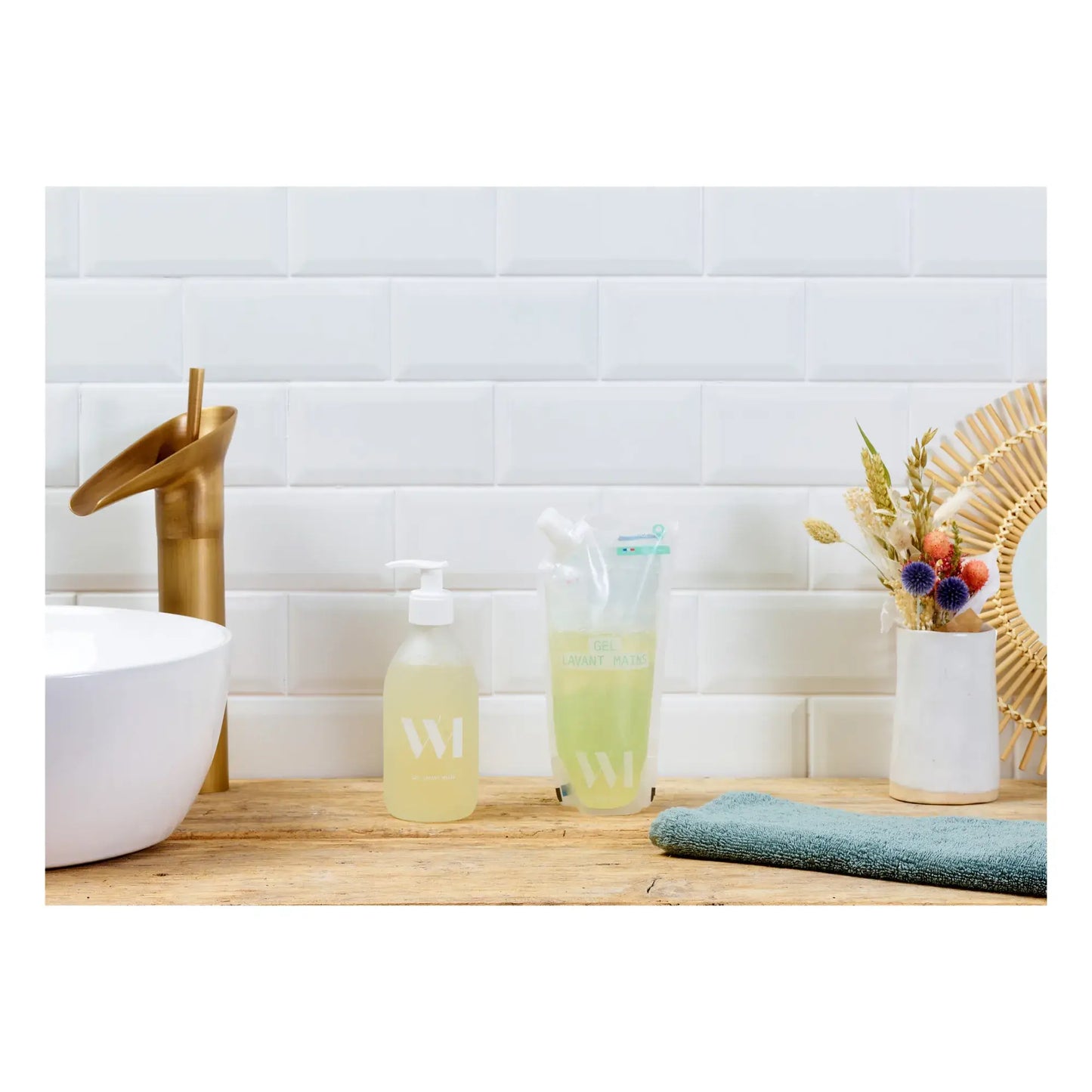 Éco-recharge savon main liquide 290ml en pouch plastique transparent avec liquide jaunâtre et logo blanc
