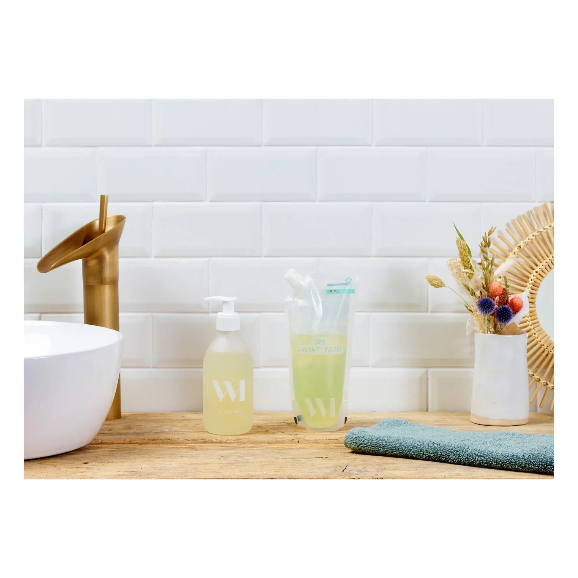 Éco-recharge savon main liquide 290ml en pouch plastique transparent avec liquide jaunâtre et logo blanc