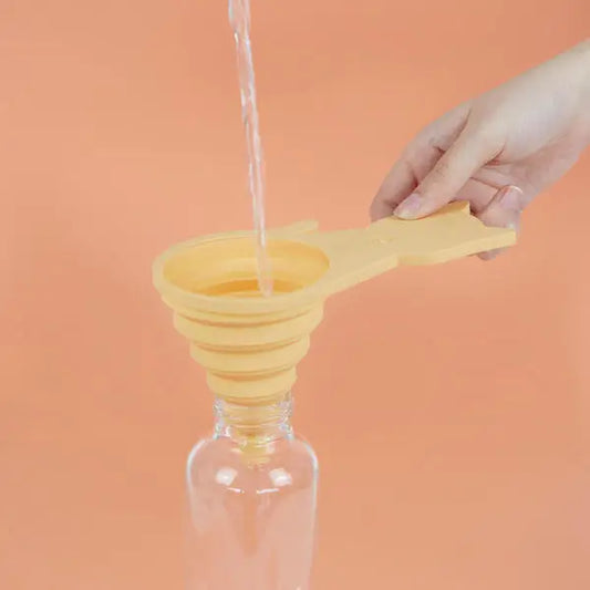 Entonnoir chat en silicone jaune avec manche, plus qu’un simple ustensile