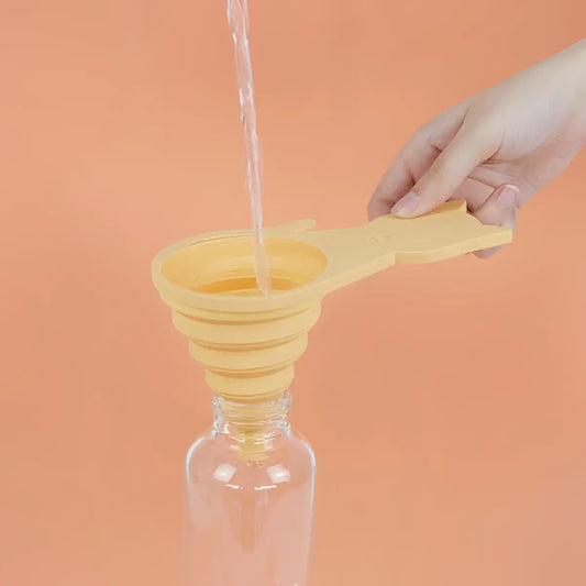 Entonnoir chat en silicone jaune avec manche, plus qu’un simple ustensile