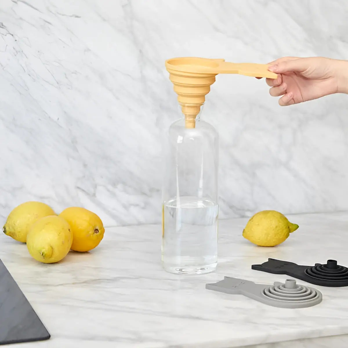 Entonnoir chat en silicone pliable bois clair, plus qu’un simple ustensile