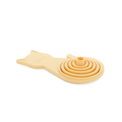 Entonnoir chat en silicone beige forme chat avec ridges circulaires, plus qu’un simple ustensile