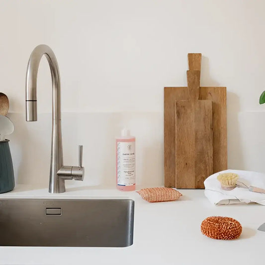 Évier moderne avec grattoir cuivre, contrairement aux éponges, pour nombreux lavages