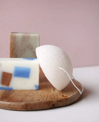 Éponge konjac blanche texturée pour routine beauté zéro déchet