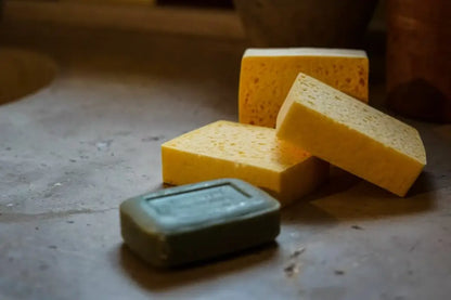 Éponges végétales x3 en savon vert olive et éponges jaunes pour entretien plus sain