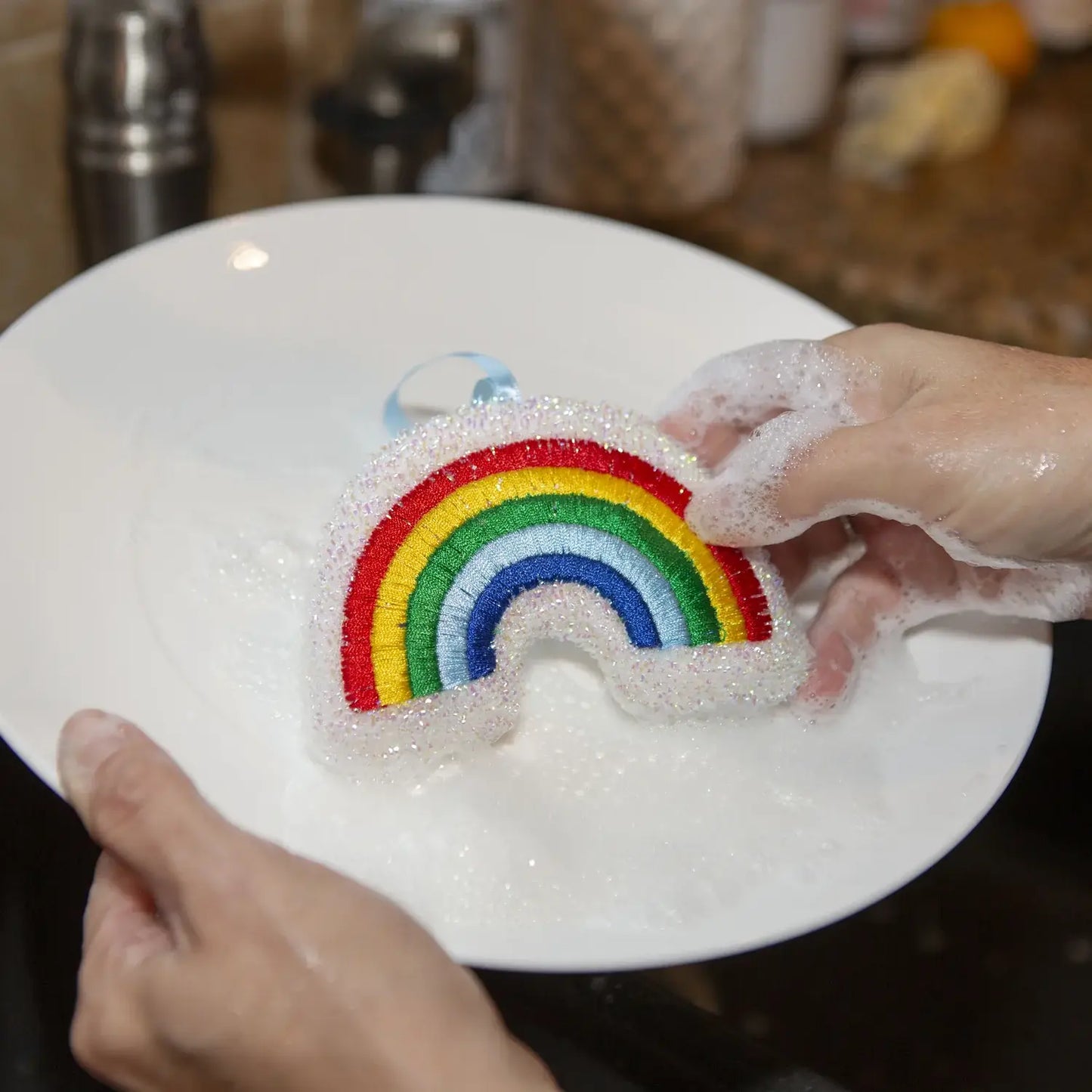Éponge rainbow résistante en forme d’arc-en-ciel avec mousse blanche
