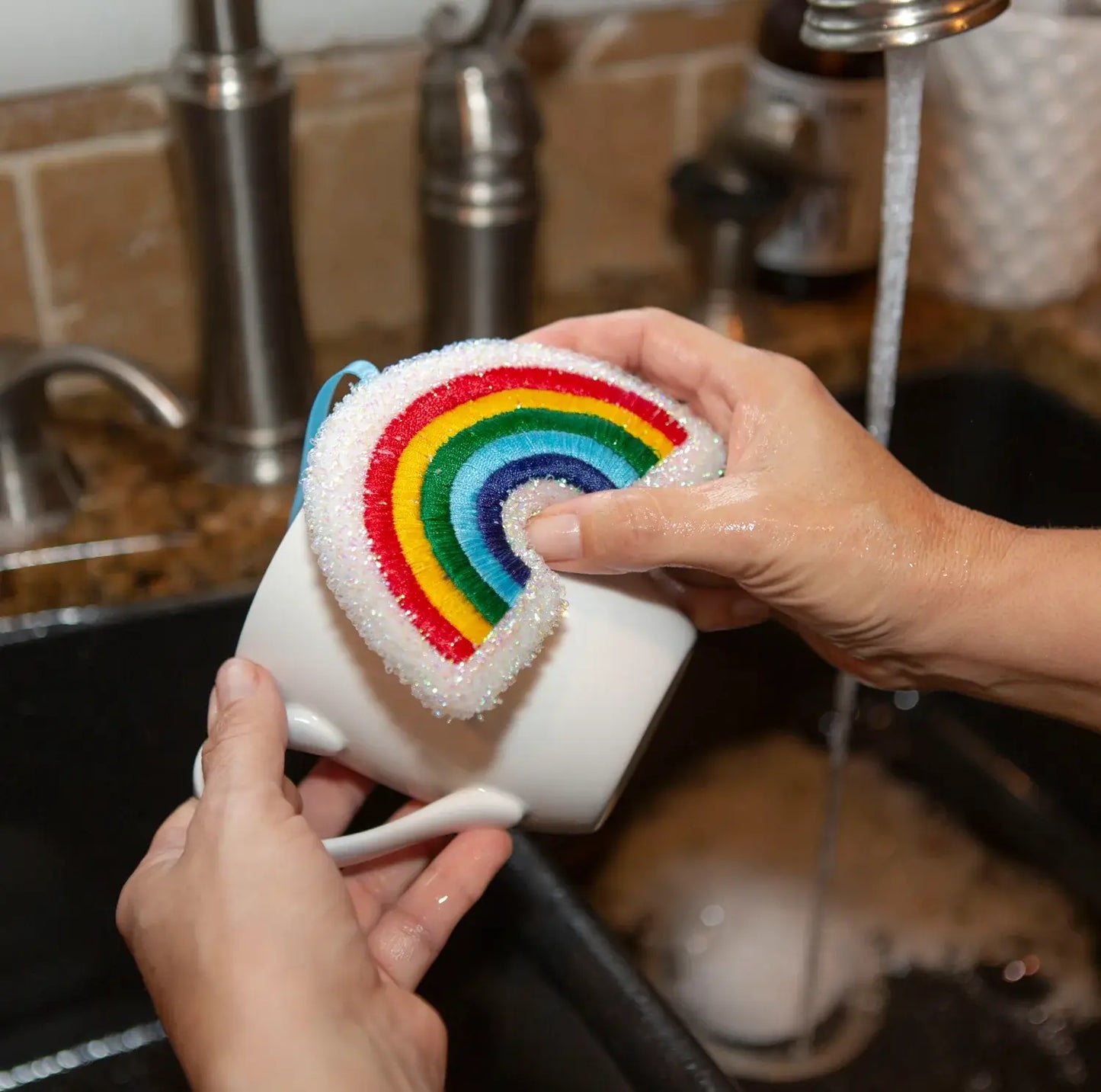 Éponge rainbow résistante en forme d’arc-en-ciel avec bordure texturée blanche