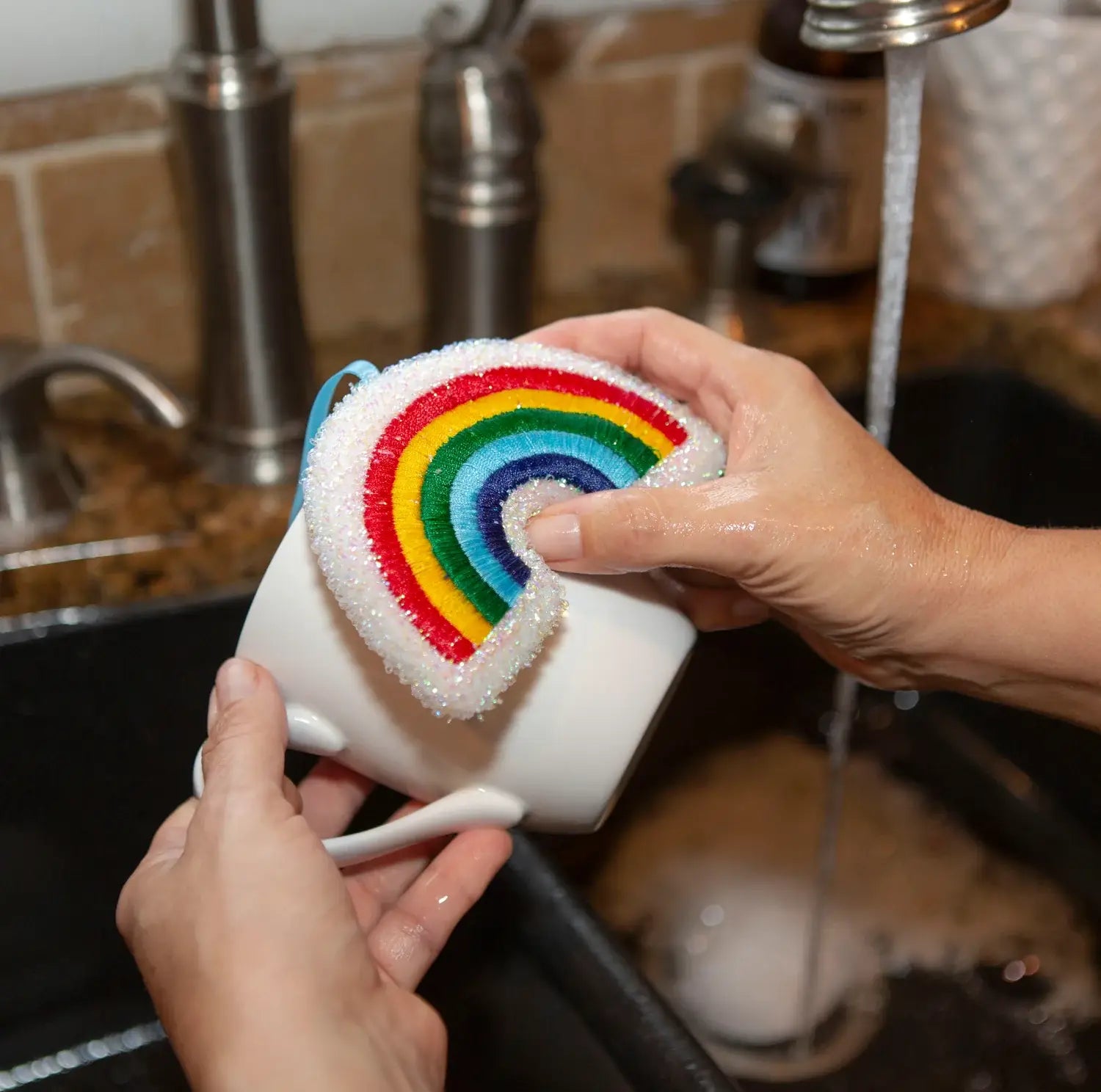Éponge rainbow résistante en forme d’arc-en-ciel avec bordure texturée blanche