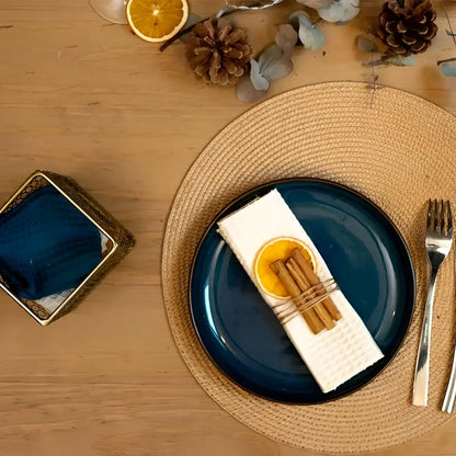 Table festive avec assiette bleue, lingettes lavables zéro déchet Essuie tout bleu paon