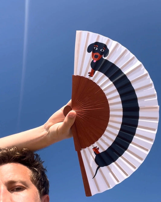 Éventail artisanal pliable blanc avec teckel brun et noir