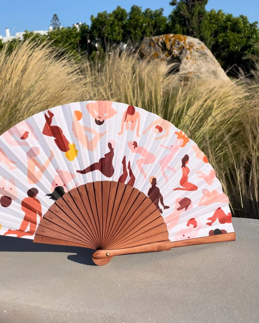 Eventail pliable bois blanc avec silhouettes colorées, design soigné