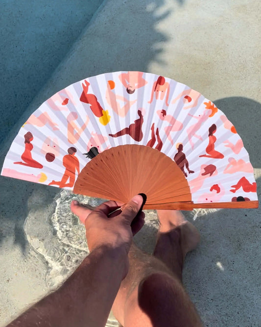 Eventail pliant pour filles, garçons et eux : cadre bois clair, papier blanc avec figures roses-oranges-rouges, design soigné