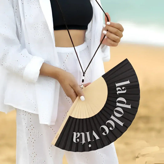 Éventail noir La Dolce Vita, plus qu’un simple accessoire, détail compte