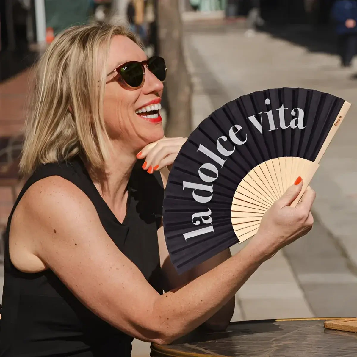 Éventail noir La Dolce Vita, plus qu’un simple accessoire, détail compte