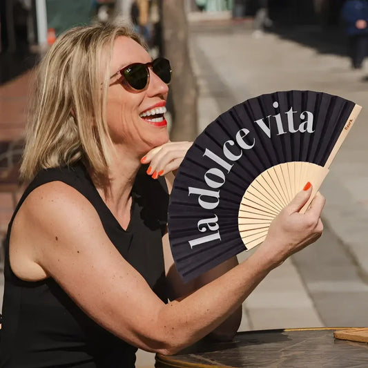 Éventail noir La Dolce Vita, plus qu’un simple accessoire, détail compte