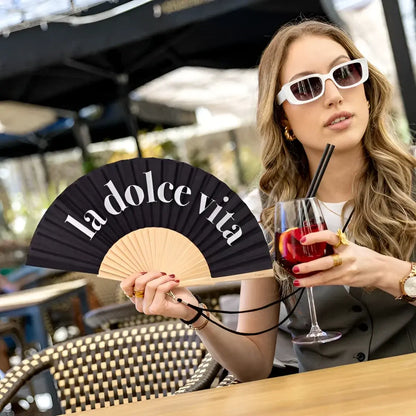Éventail noir La Dolce Vita, plus qu’un simple accessoire, détail compte